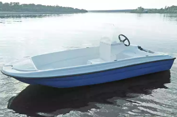 Стеклопластиковая лодка Пингвин с консолью (тримаран) в Челябинске