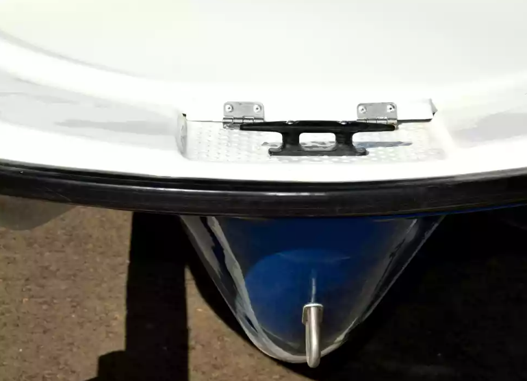 Стеклопластиковая лодка Пингвин с консолью (тримаран) в Челябинске