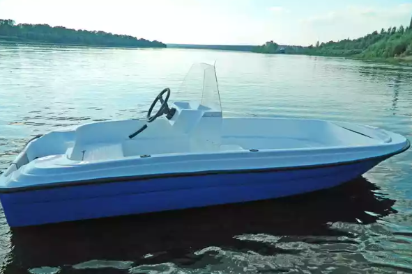 Стеклопластиковая лодка Пингвин с консолью (тримаран) в Челябинске