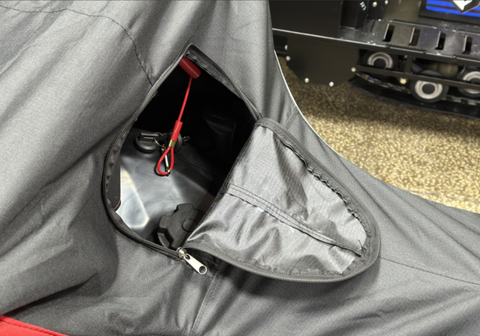 Чехол транспорт. снегохода IKUDZO HUNTER черно-красный Оксфорд ПРЕМИУМ качества с лого IKUDZO в Челябинске