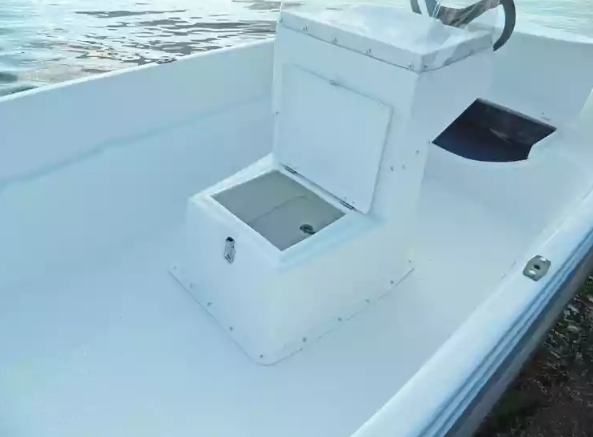 Стеклопластиковая лодка Пингвин с консолью (тримаран) в Челябинске