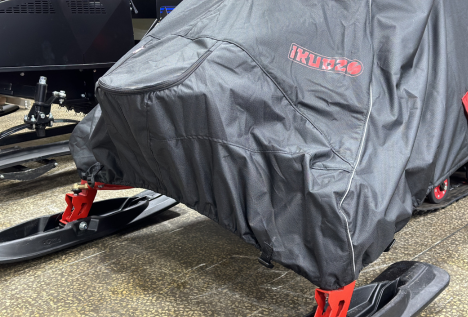 Чехол транспорт. снегохода IKUDZO HUNTER черно-красный Оксфорд ПРЕМИУМ качества с лого IKUDZO в Челябинске