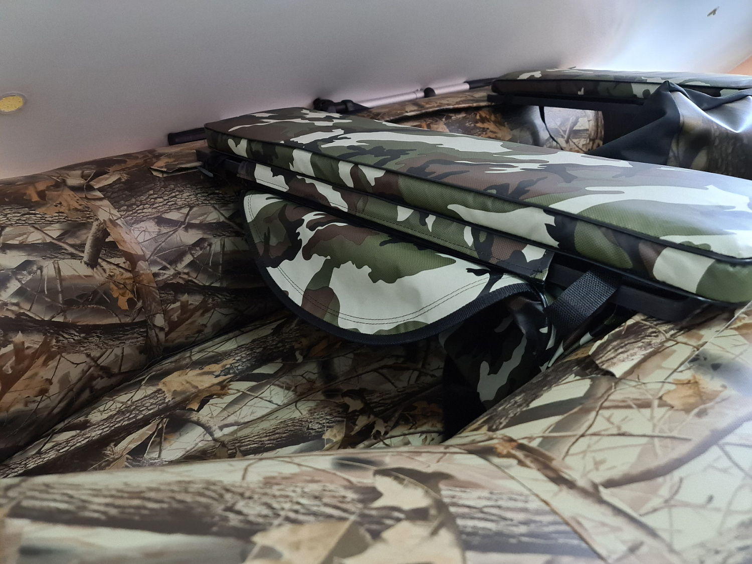 КОМПЛЕКТ МЯГКИХ НАКЛАДОК С СУМКОЙ ДЛЯ ЛОДОК 80Х20 КАМУФЛЯЖ в Челябинске